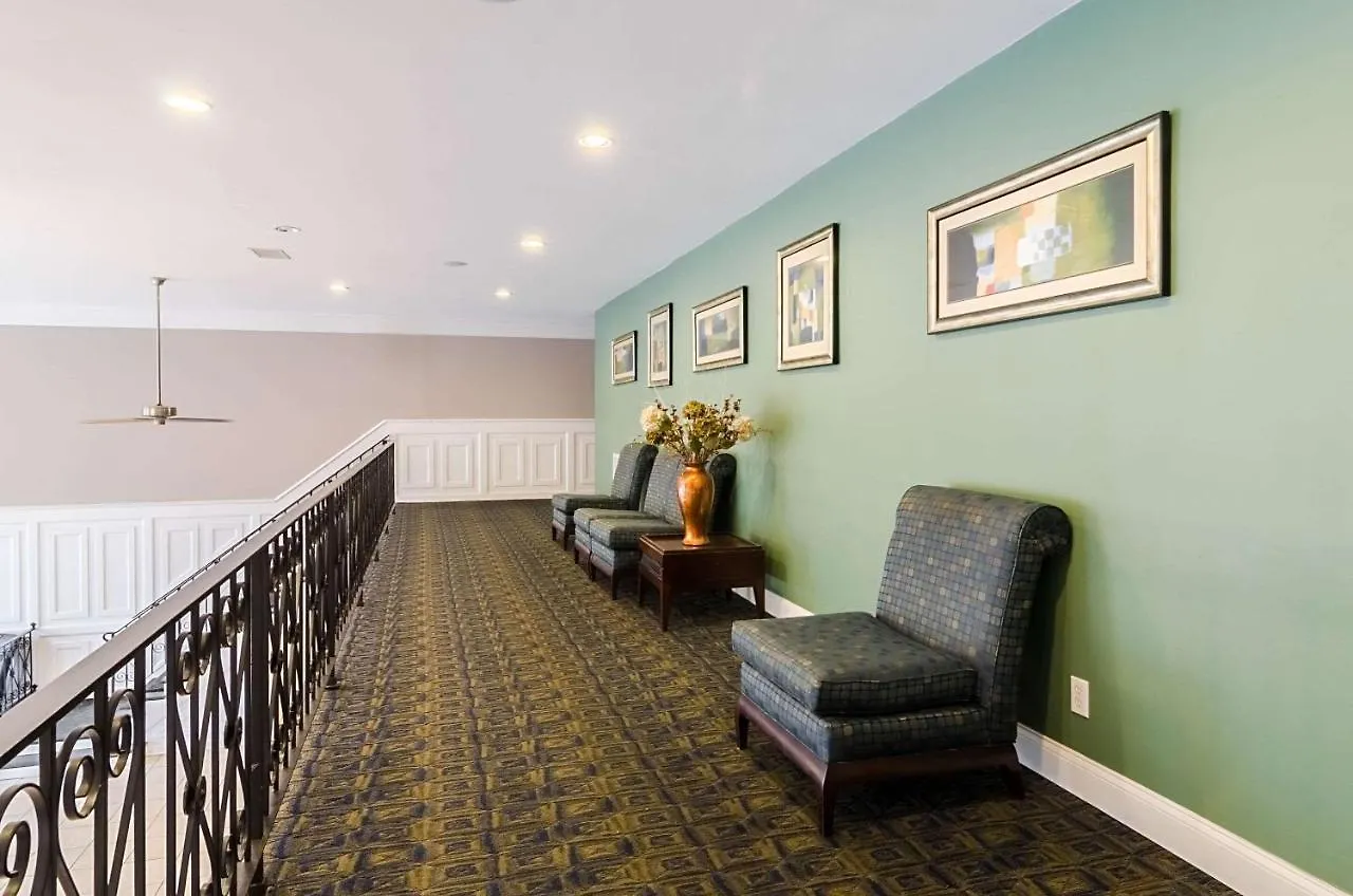 Suburban Studios Williamsburg Central Hotel